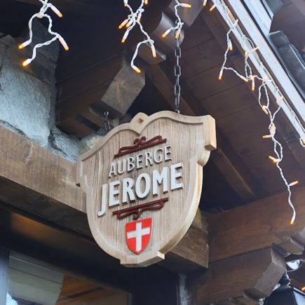 Façade de la résidence Auberge Jérôme à Arc 1950 Entrée de la résidence avec accès direct aux pistes